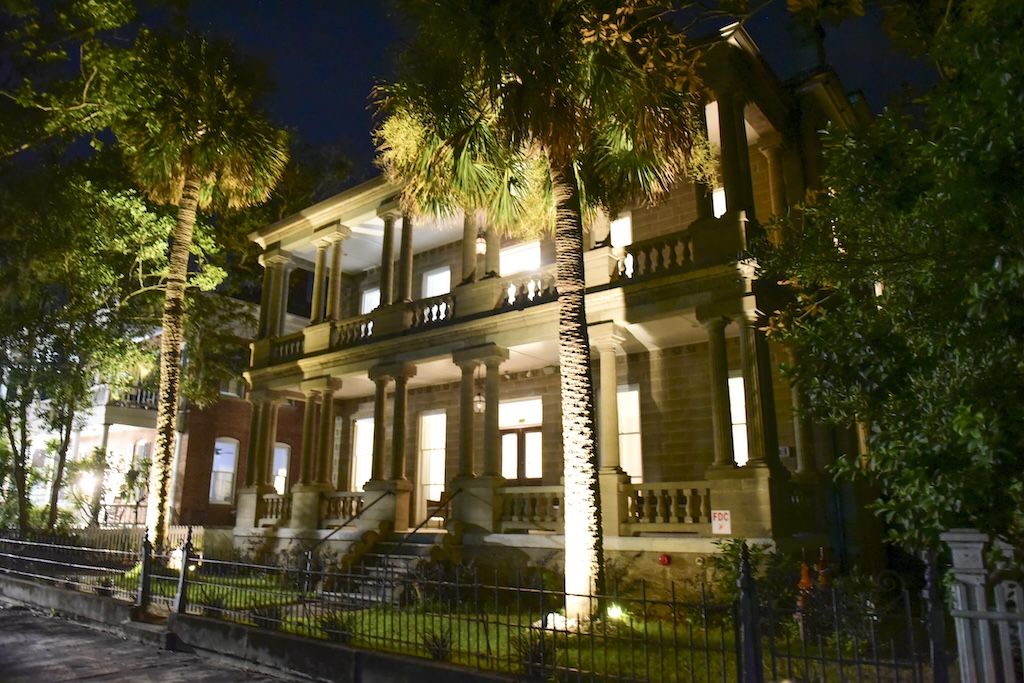 photo of our Beaufort SC Bed and Breakfast in the nighttime